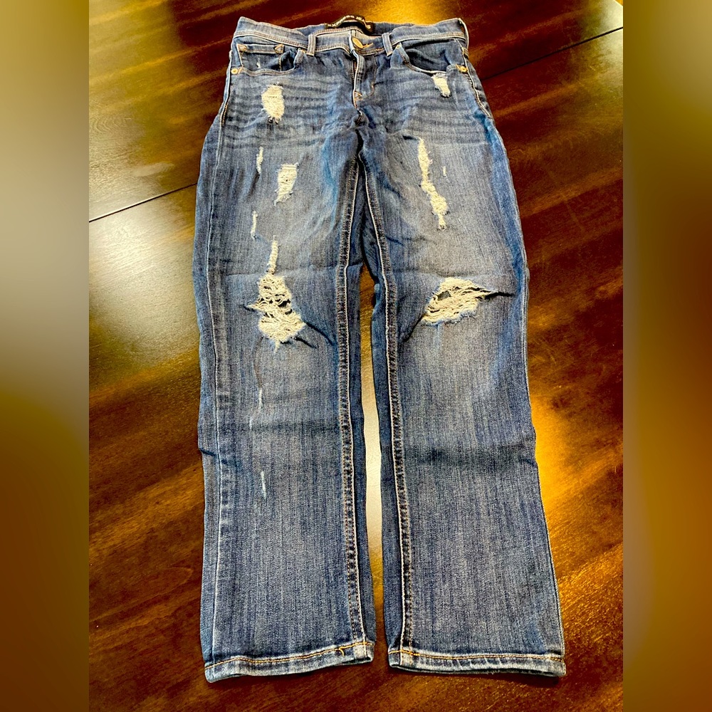 💙 Cropped Distressed Blue Jeans. 💙